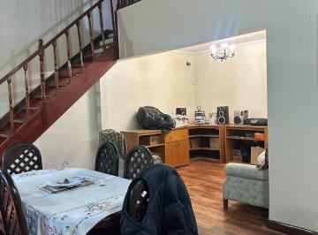 Casa · 219m² · 5 Ambientes · 2 Cocheras · Casa en Venta 5 Ambientes con Quincho Castelar Sur