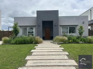 Casa · 135m² · 4 Ambientes · 2 Cocheras · Casa en San Pablo