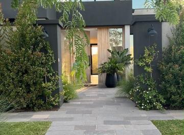 Casa · 385m² · 5 Ambientes · 4 Cocheras · Casa en Alq. Temporario en Marinas, Puertos, Escobar