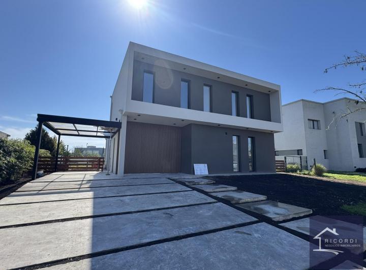Casa · 170m² · 5 Ambientes · 4 Cocheras