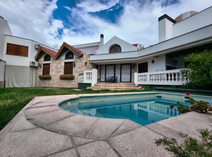 Casa · 435m² · 9 Ambientes · 2 Cocheras
