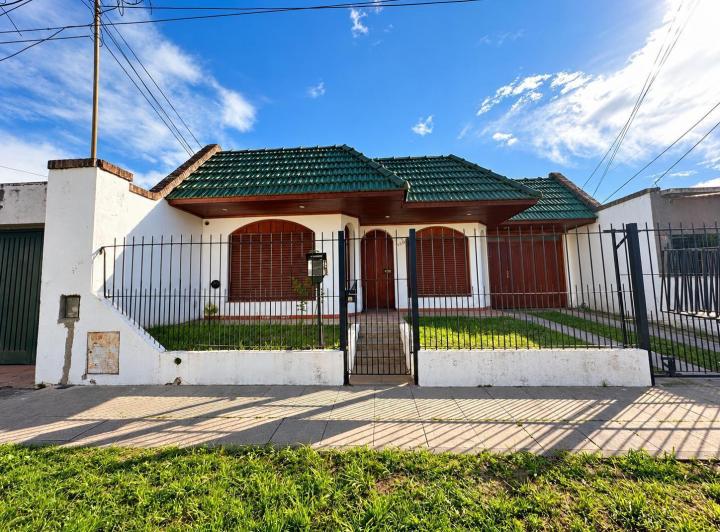 Casa · 103m² · 4 Ambientes · 2 Cocheras