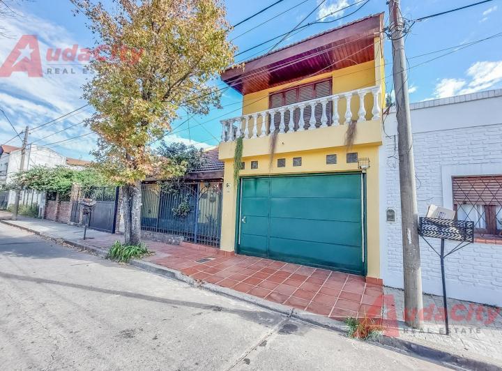 Casa · 219m² · 5 Ambientes · 2 Cocheras