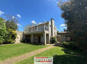 Casa de 5 ambientes, Ezeiza · Venta Ezeiza Chalet de 5 Ambientes + Quincho + Piscina y Hermos Parque Forestado