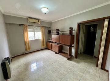 Departamento · 48m² · 3 Ambientes · Semipiso Sobre La Avda a m del Fcgr y del Centro Comercial - Vta Dta - Apto Crédito - Oportunidad!