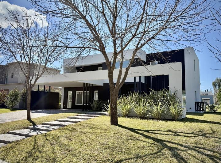 Casa · 230m² · 5 Ambientes · 1 Cochera