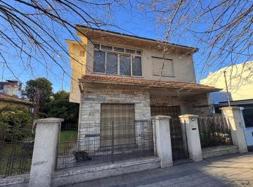 Casa · 100m² · 4 Ambientes · 1 Cochera · Casa 4 Amb, Amplio Parque, Garaje, a Refaccionar. Centro Hur