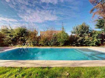 Casa · 235m² · 5 Ambientes · 1 Cochera · Casa en Alquiler Barrio Los Ombues de Hudson