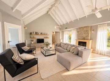 Casa · 320m² · 5 Ambientes · 6 Cocheras · Casa en Alquiler en San Diego 5 Ambientes