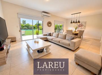 Casa · 141m² · 5 Ambientes · 1 Cochera · Casa en Alquiler Anual Santa Guadalupe