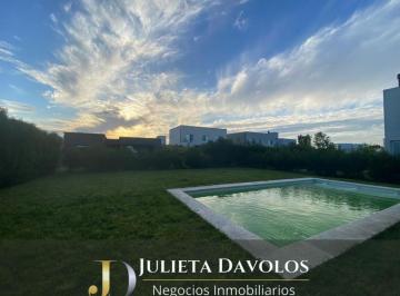Casa · 173m² · 5 Ambientes · 6 Cocheras · Casa en Alquiler Anual | Pileta, Galería y Parrilla