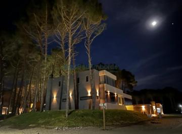 Casa · 290m² · 5 Ambientes · 1 Cochera · Casa en Venta en Pioneros Pinamar