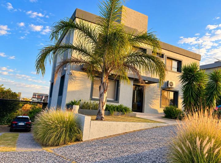 Casa · 550m² · 8 Ambientes · 2 Cocheras