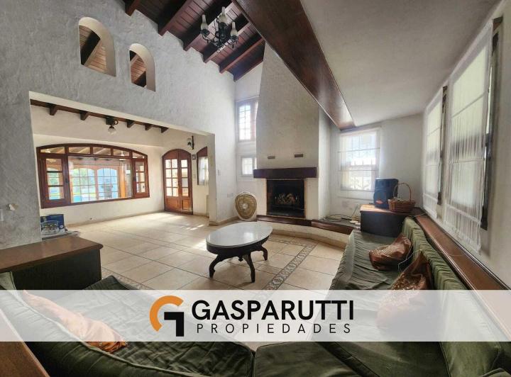 Casa · 204m² · 4 Ambientes · 2 Cocheras