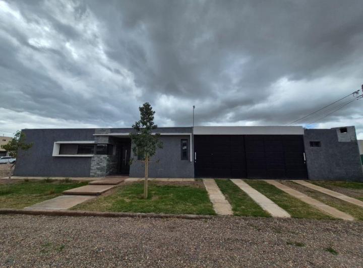 Casa · 140m² · 5 Ambientes · 2 Cocheras