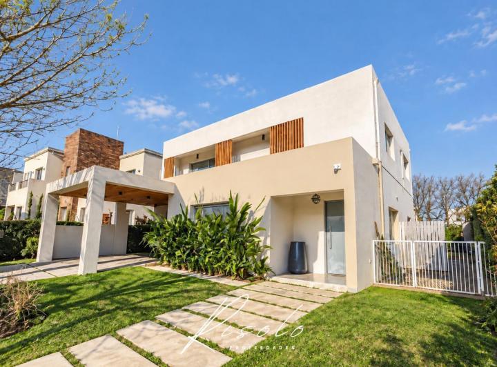 Casa · 260m² · 6 Ambientes