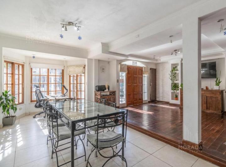 Casa · 260m² · 5 Ambientes · 1 Cochera