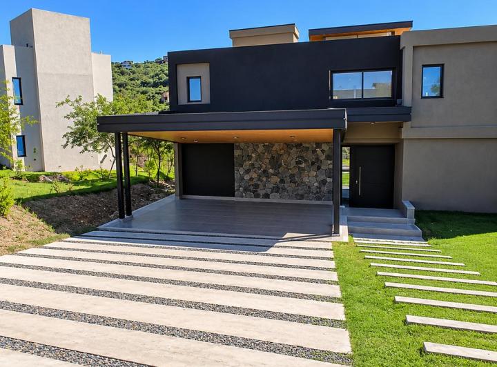 Casa · 330m² · 6 Ambientes · 2 Cocheras