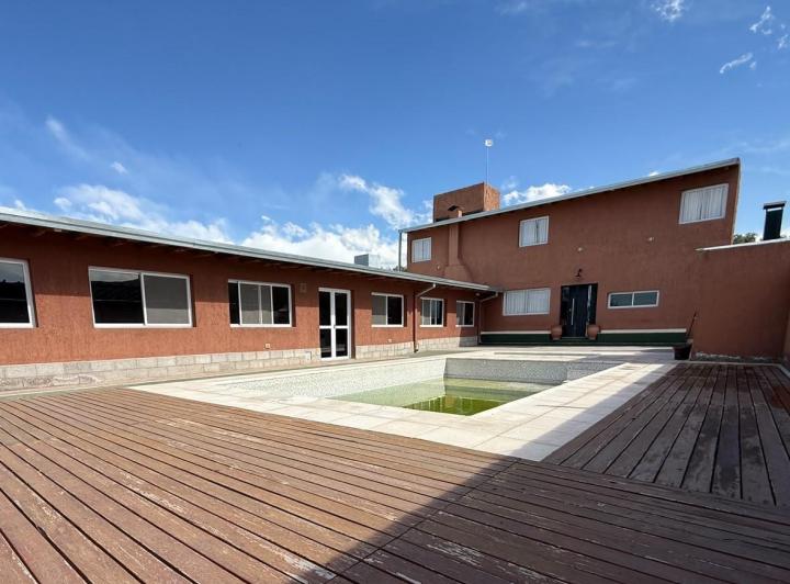 Casa · 180m² · 6 Ambientes · 2 Cocheras