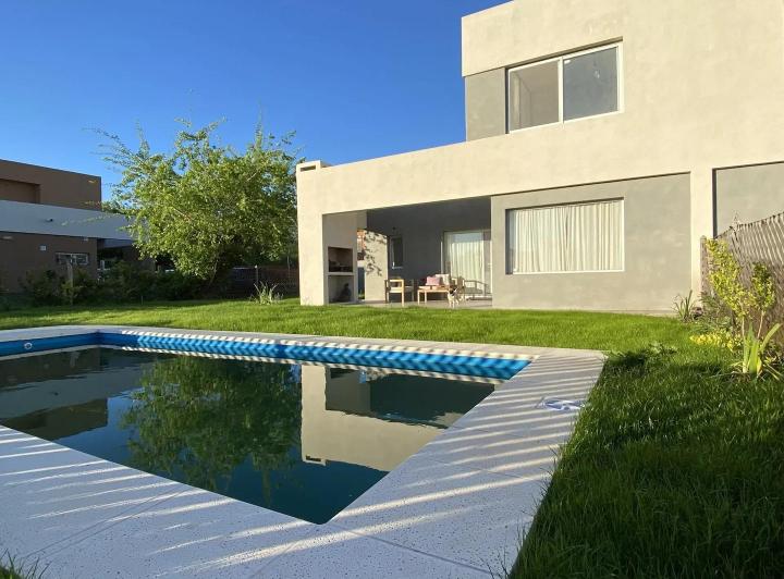 Casa · 100m² · 4 Ambientes · 2 Cocheras