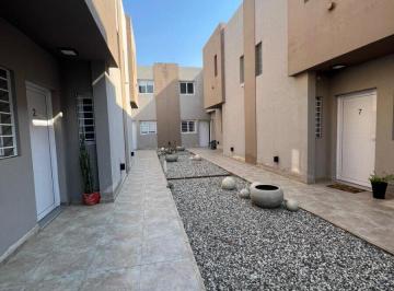 Casa · 90m² · 6 Ambientes · 1 Cochera · Alquiler Duplex en Housing Dos Dorm.