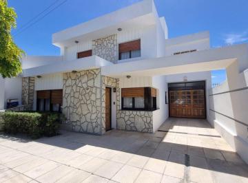 Casa · 210m² · 9 Ambientes · 1 Cochera · Venta Casa Zona Sur Trelew