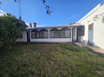 Casa · 185m² · 5 Ambientes · 2 Cocheras · Casa Amplia y con Patio en Parque Capital