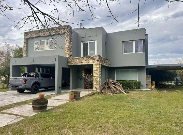 Casa · 239m² · 6 Ambientes · 4 Cocheras