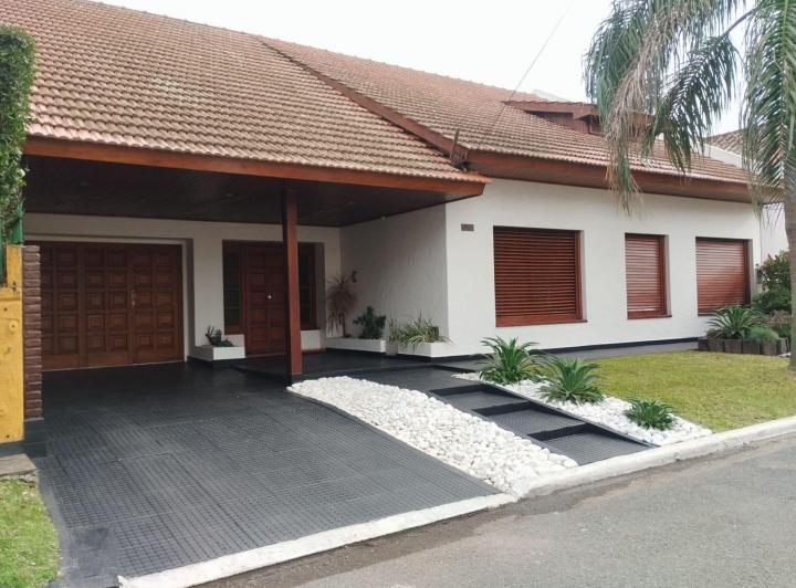 Casa · 300m² · 5 Ambientes · 2 Cocheras