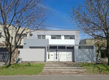 Casa · 235m² · 5 Ambientes · 2 Cocheras · Casa en Venta de Tres Dorm. en Gonnet