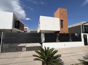 Casa · 100m² · 3 Ambientes · 1 Cochera · Duplex en Housing en Alquiler