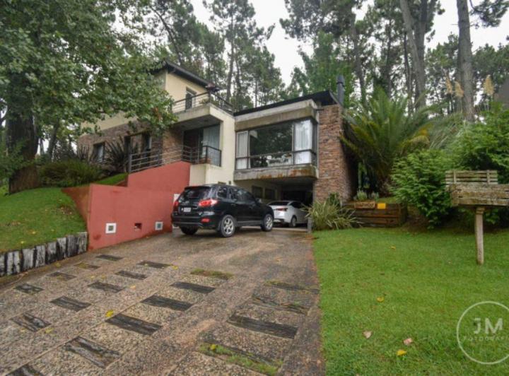 Casa · 295m² · 6 Ambientes · 1 Cochera