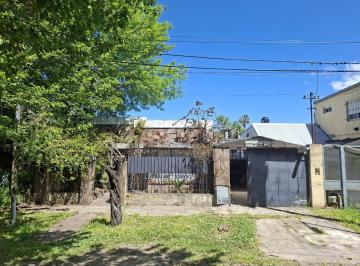 Casa · 80m² · 4 Ambientes · 1 Cochera · Casa en Venta de Tres Dorm. con Parque