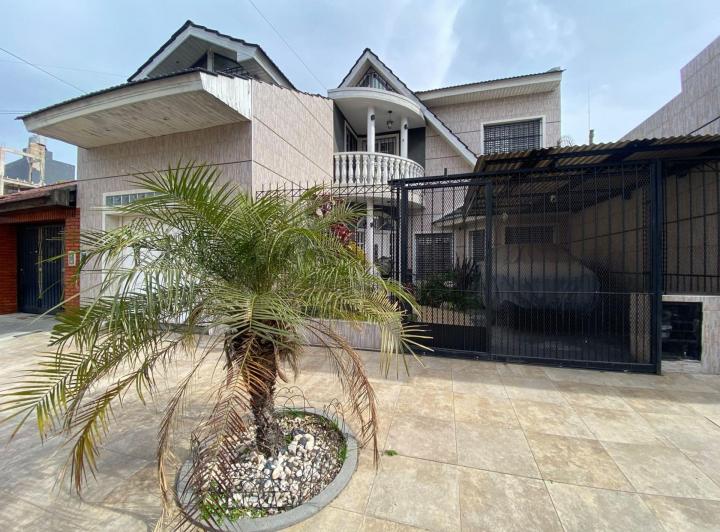 Casa · 200m² · 4 Ambientes · 2 Cocheras