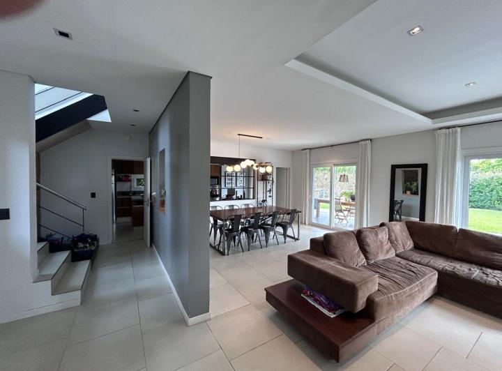 Casa · 210m² · 6 Ambientes · 1 Cochera