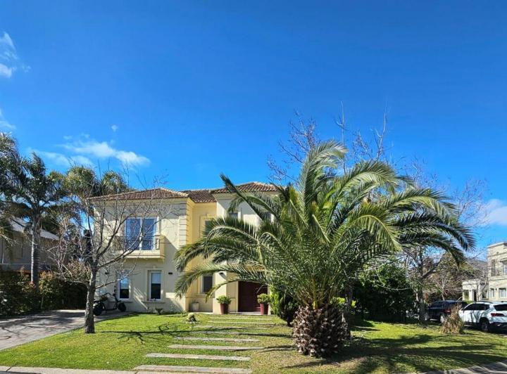 Casa · 214m² · 5 Ambientes · 2 Cocheras