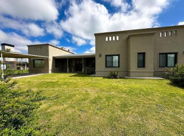 Casa · 232m² · 6 Ambientes · 2 Cocheras · Casa de 6 Ambientes, Cálida y en un Hermoso Entorno, en Estancia Villa María. Canning - Ezeiza - Cañuelas.