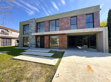 Casa · 240m² · 4 Ambientes · 1 Cochera · Casa de Estilo Minimalista a Estrenar en Club de Campo El Lauquén. Canning - San Vicente.