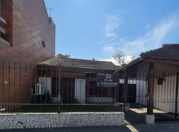 Casa de 5 ambientes, Lomas de Zamora · Chalet en Venta en Banfield, 5 Ambientes, 2 Baños, Fondo Libre.