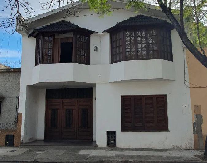 Casa · 180m² · 6 Ambientes · 1 Cochera
