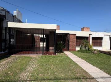 Casa de 6 ambientes, Córdoba · Hermosa Casa 4 Dorm. con Patio y Cochera Doble - Poeta Lugones - Santiago Baravino 4328