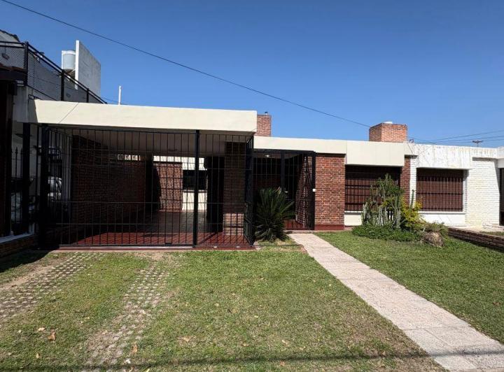 Casa · 300m² · 6 Ambientes · 2 Cocheras