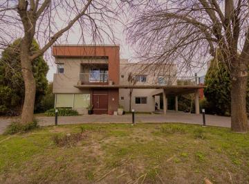 Casa · 350m² · 9 Ambientes · 2 Cocheras · Casa de Categoría en Haras del Sur