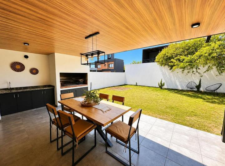 Casa · 147m² · 6 Ambientes · 4 Cocheras