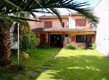 Casa · 95m² · 4 Ambientes · 2 Cocheras · Venta Lomas del Mirador, Casa con Parque y Coheras