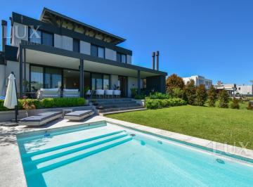 Casa · 980m² · 5 Ambientes · 6 Cocheras · Casa en Alquiler Temporario con Vista a La Laguna