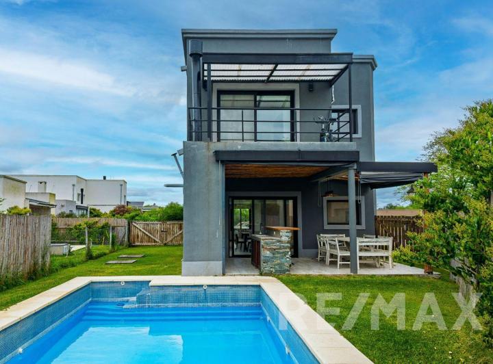 Casa · 136m² · 4 Ambientes · 2 Cocheras