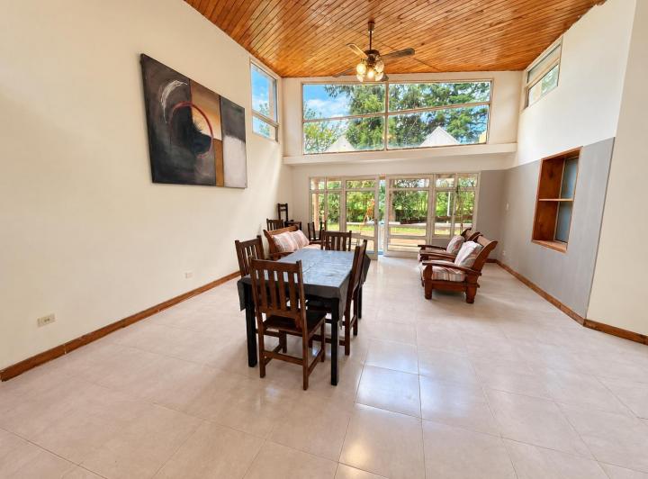 Casa · 300m² · 8 Ambientes · 2 Cocheras