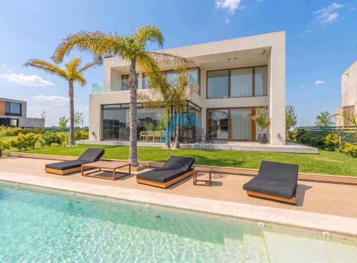 Casa · 338m² · 8 Ambientes · 2 Cocheras
