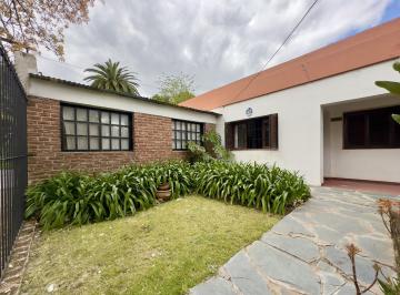 Casa · 256m² · 3 Ambientes · 2 Cocheras · Casa con Jardín en Venta - San Carlos - La Plata